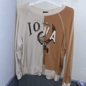 I’m selling this oversized Iowa crew neck! It’s perfect for the fall!